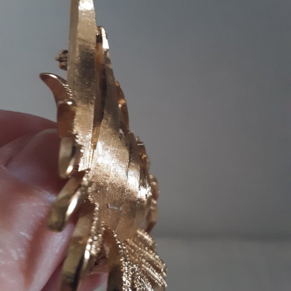 Vintage Monet Large Flower Gold Tone Pin Brooch(read description) - Picture 7 of 8